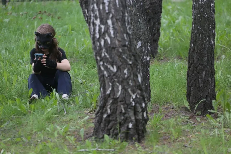 Дети собираются раз в неделю в одном из парков и имитируют поведение животных