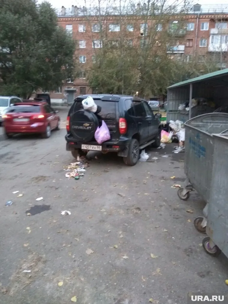 Тюменцы завалили мусором внедорожник, припаркованный во дворе