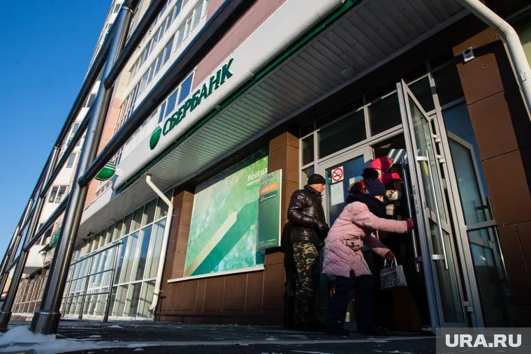 Из-за сбоя в отделениях банка выстроились очереди, говорят очевидцы