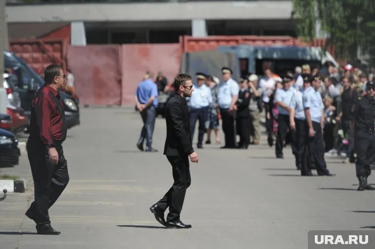 Многие считают, что Дмитрий Шепелев (справа) настраивает сына против родственников
