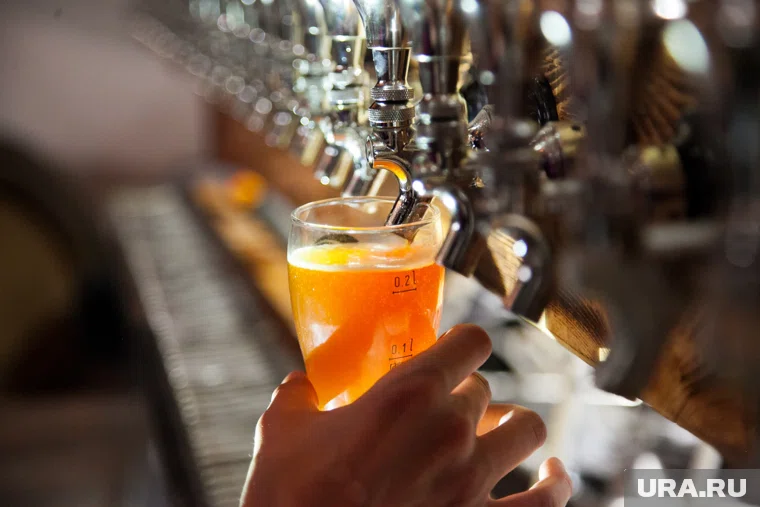 Пиво спокойно наливают из кранов на разлив (архивное фото)