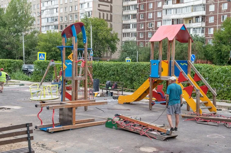 Демонтаж площадки по решению суда в сквере Владимира Кормщикова. Пермь