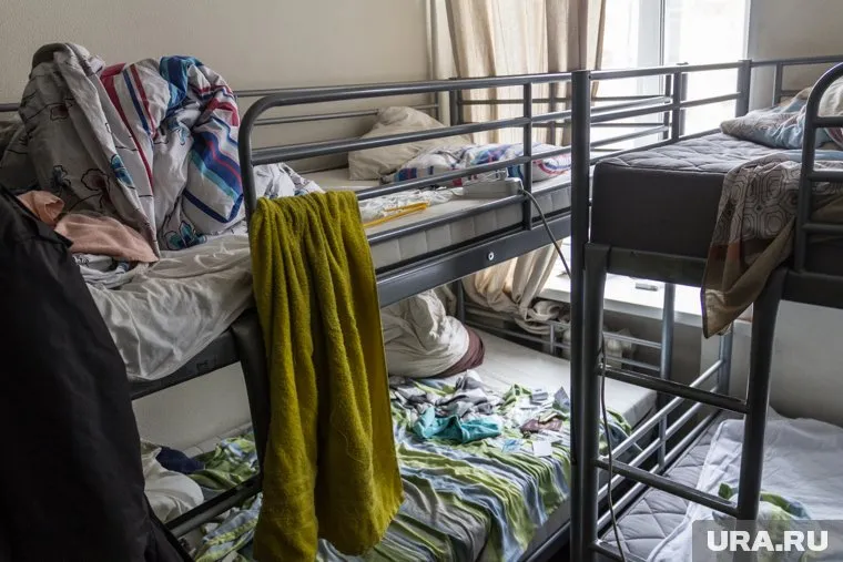Работников поселили по шесть человек в комнаты площадью 10 кв.м (архивное фото)
