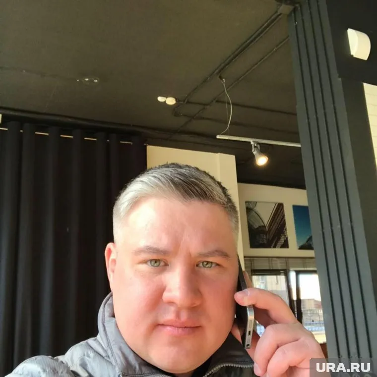 Денис Мамонтов оформляет документы в Екатеринбурге