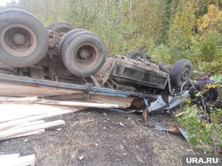 Иномарка столкнулась с КамАЗом, перевозившим доски