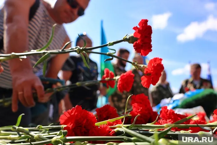 Жители Нижневартовска возложили цветы и почтили память погибших минутой молчания