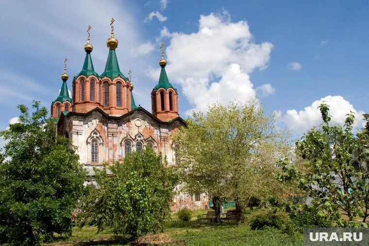 Прихожане считают, что монахи и служители не хотят видеть их в монастыре