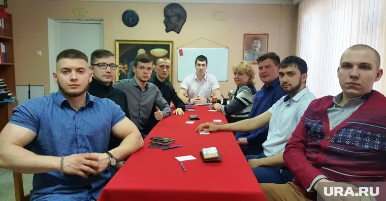 Лидер «Совести» (в центре) стал главным коммунистом в Сургуте