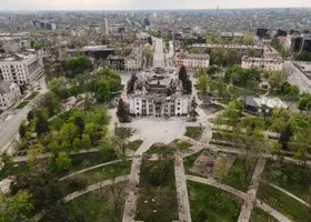 Добровольцы из ХМАО нашли документы Азова* в драмтеатре Мариуполя