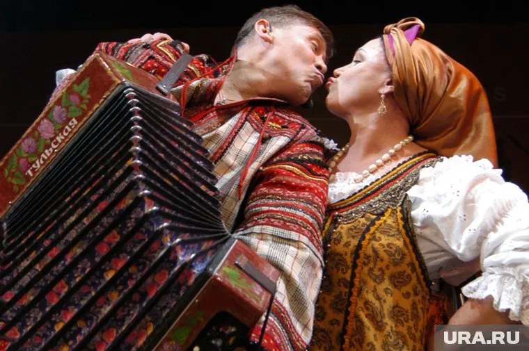 14 худруков театров, в том числе Надежда Бабкина (справа), заключали договоры сами с собой