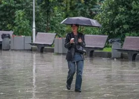 Мощный ливень в Москве разогнал туристов с Красной площади