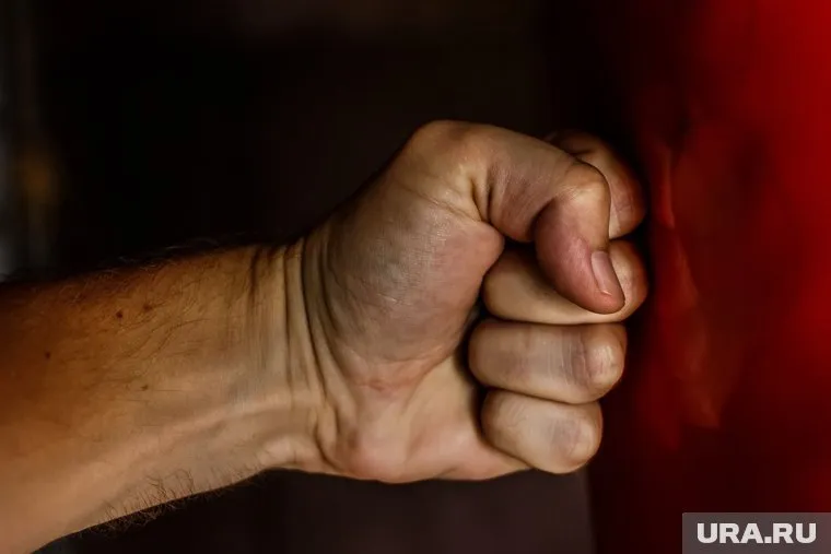 Подросток избивал сверстника, добиваясь от него извинений