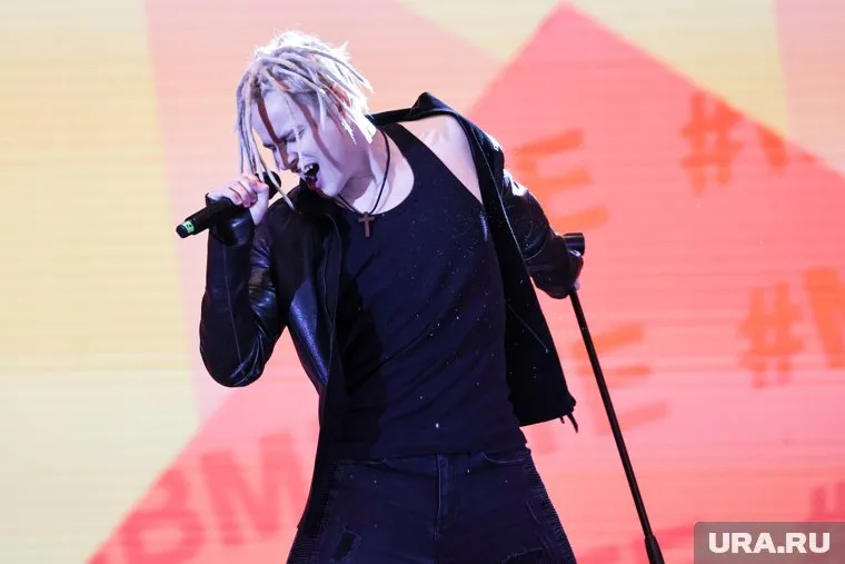 Артист исполнил свои хиты на Плотинке в Екатеринбурге