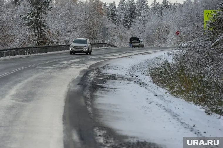 Трассу М5 начинает засыпать снегом (фото из архива)