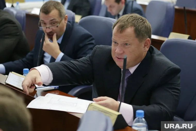 Владимир Плотников ранее не раз критиковал дорожников за неубранный снег (архивное фото)