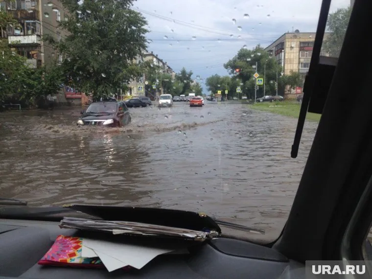 Район Кургана засыпало градом, а в центре городе появилось "море"