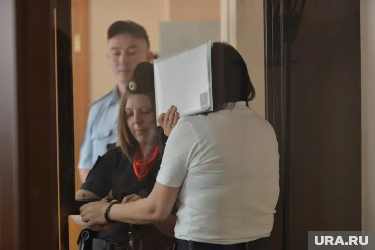 На оглашении приговора Мелькова прятала лицо от камер