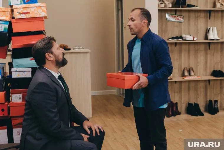 Гена и Рома будут работать в одном обувном магазине