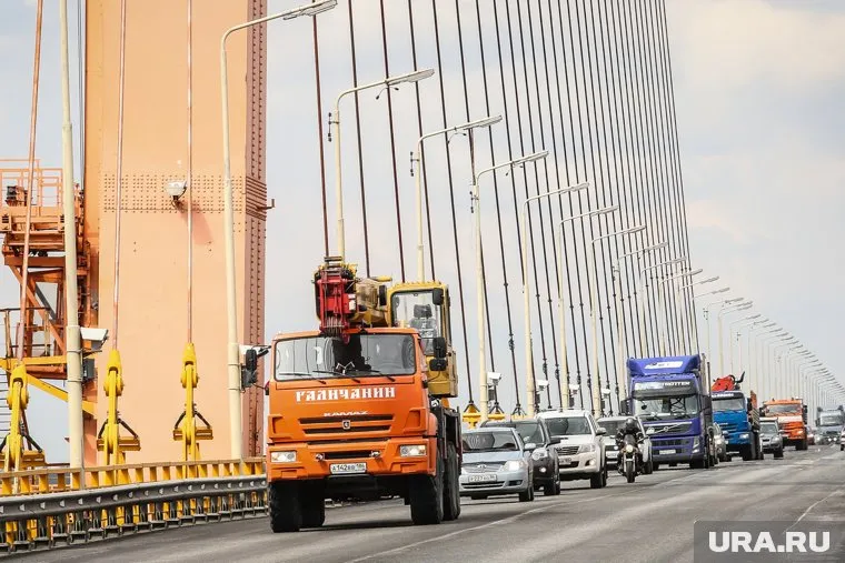 Из-за капремонта на мосту через Обь каждый день образуются пробки