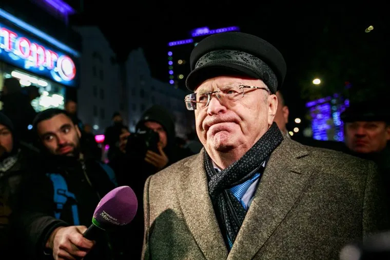 У кинотеатра "Октябрь" во время премьеры фильма Алексея Учителя "Матильда" . Москва, жириновский владимир