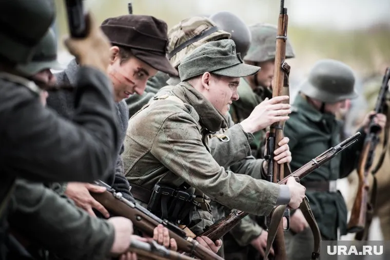 Форму нацистов украинцы надели на самый торжественный в жизни момент