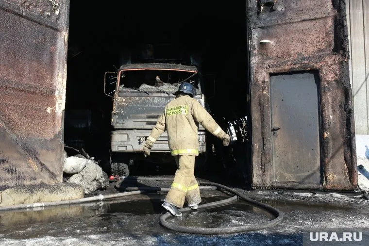 В ночной пожар в Салехарде повредил 13 гаражных боксов