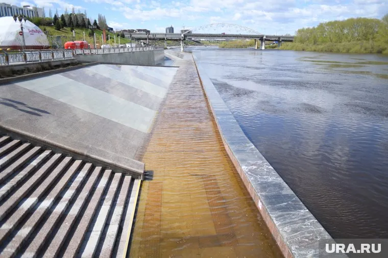 Тура затопила первый уровень набережной 