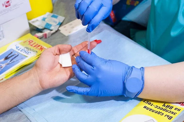 Всероссийская акция по экспресс-тестированию на ВИЧ в вагон-лаборатории. Екатеринбург, диагностика, проверка, кровь, кровь из пальца, вич, спид, забор крови, сдача крови, медицина, тест на вич, анализ крови, инфекция, тестирование на вич, экспресс-тестирование, экспресс-тест