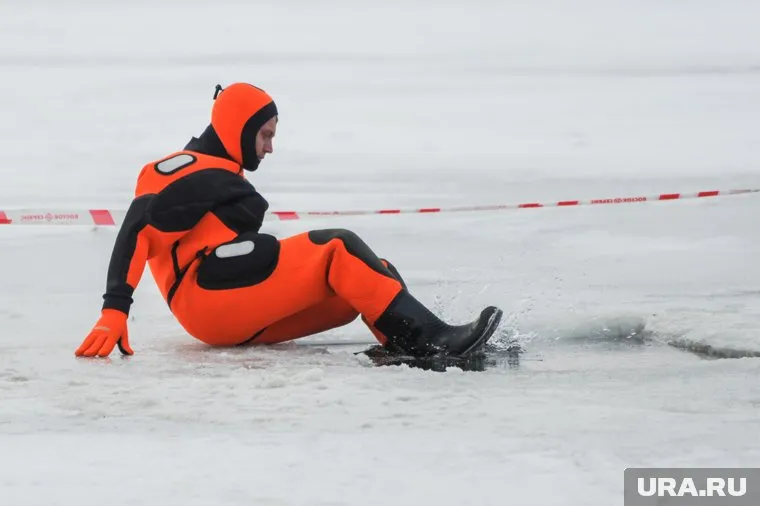 Рыбак вышел на тонкий лед 3 декабря и провалился, его тело водолазы обнаружили 4 декабря (фото из архива)
