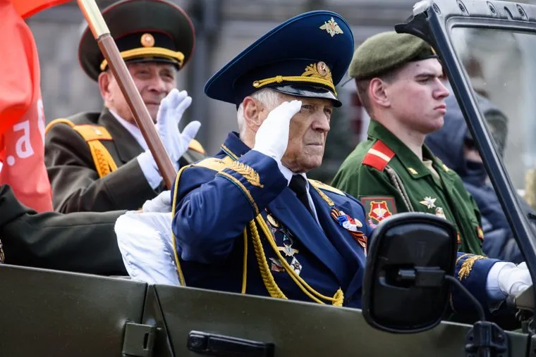 Военный парад в честь Дня Победы на площади 1905 года. Екатеринбург 