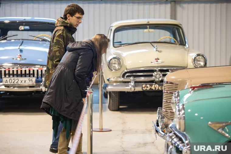 Средний возраст проданного подержанного авто — больше 10 лет