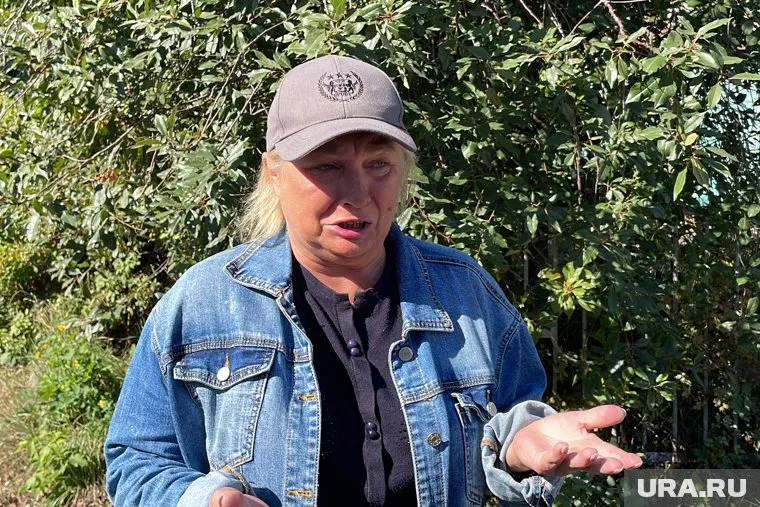 Женщина не может сдержать слез после произошедшего в школе