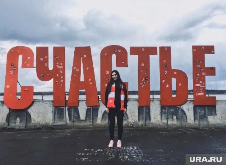 Фанаты московской футбольной команды обклеили пермское «Счастье» наклейками с символикой клуба