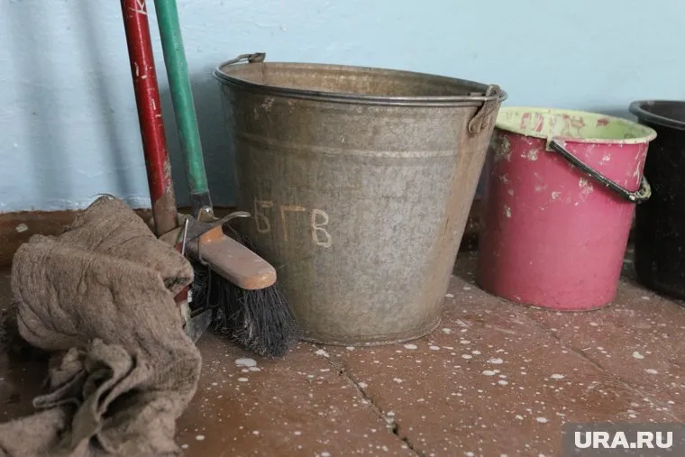 Мэрию Урая затопило из-за прорыва трубы в кабинете замглавы по ЖКХ