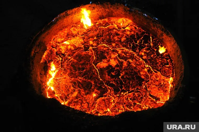 Горящий металл вылился на рабочих