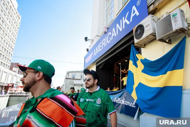 Шведские и мексиканские болельщики приехали в Екатеринбург на матч своих сборных