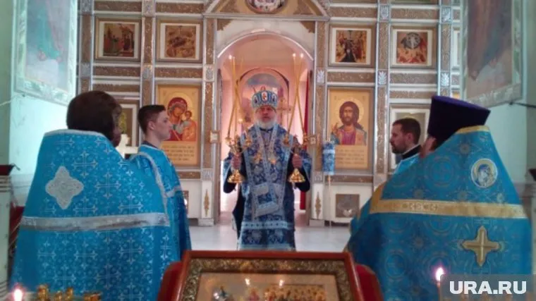 Епископ Пармен (в центре) уволил священника, выступившего против его действий