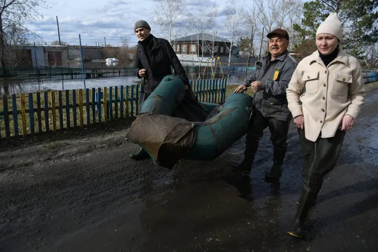 Затопленный из-за паводка микрорайон Тополя в Кургане. Курган