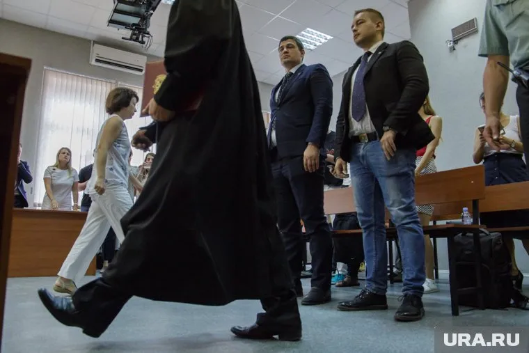 После приговора суда Телепнев (в центре в галстуке) пытается привлечь к ответственности пострадавшую сторону