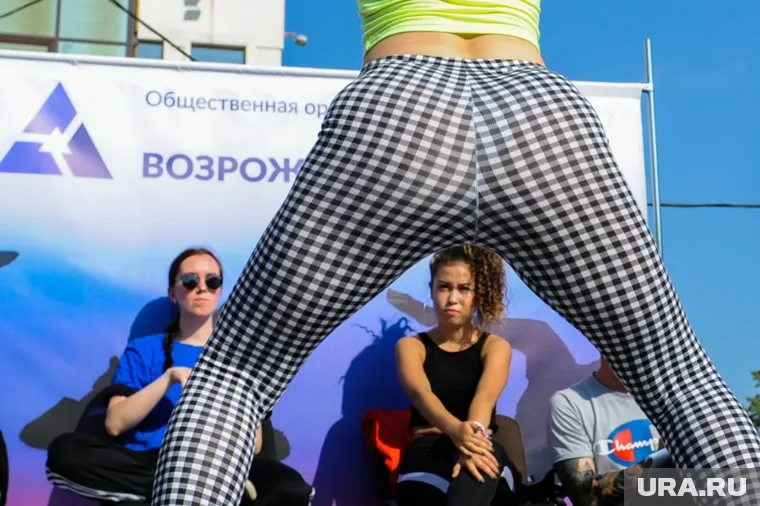 Девушка выбрала для танца неподходящее место