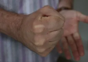 Неадекватный свердловчанин пристает к девочкам, родители бьют тревогу