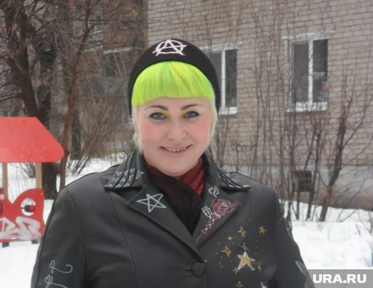 Мама Люцифера обиделась на родню, тайно крестившую ее детей