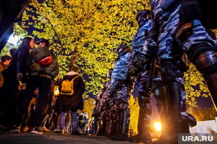 В отличие от первых дней, сейчас по вечерам горожане открыто общаются с силовиками и властью. Октябрьская площадь становится форумом для разговора о городе