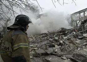 Появились кадры обрушения подъезда дома в Белгороде после попадания ракеты ВСУ