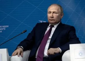 Российский депутат слушал послание Путина с лапшой на ушах
