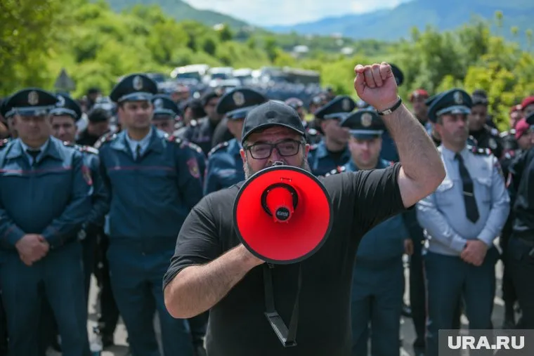 Армянский народ вышел на улицы, чтобы выразить протест правительству страны