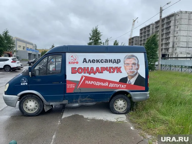 Неизвестные разрисовали портреты Александра Бондарчука белой краской