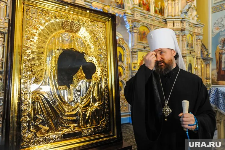 Верующие молятся за здравие митрополита Григория