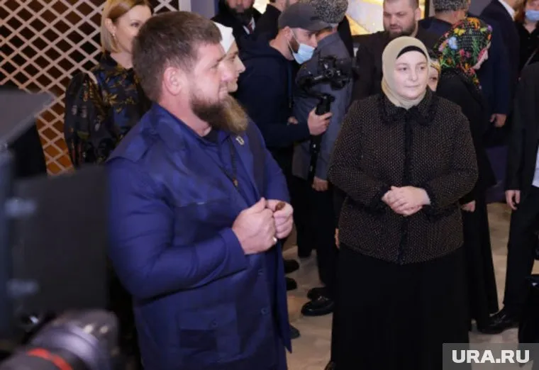 Владимир Путин присвоил звание «Мать героиня» супруге Рамзана Кадырова