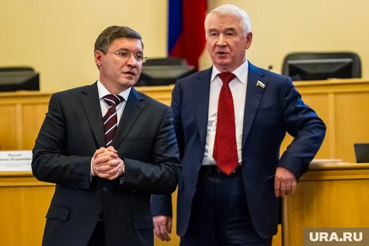 Полпред Владимир Якушев (слева) заступился за спикера тюменской облдумы Сергея Корепанова (справа)